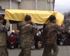 Прощание с погибшим Героем ВСУ. Фото: скриншот YouTube-видео