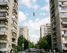канат між висотками Київ