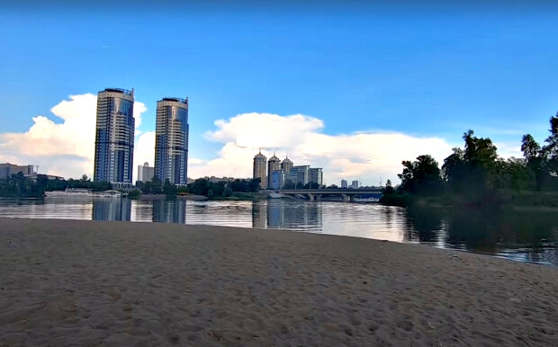 Пляж. Фото: скриншот YouTube-видео.