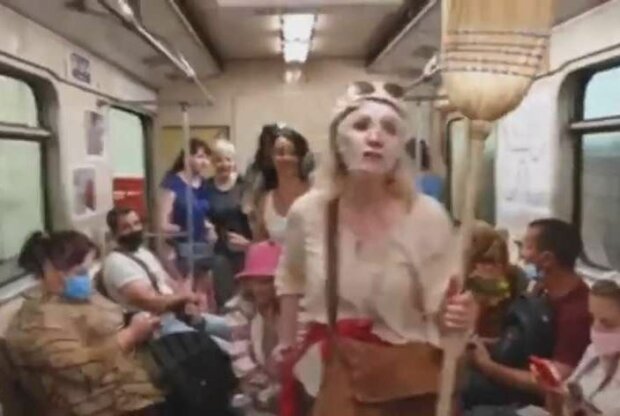 "Снимайте маски, дышите свободно": в киевском метро переполох, женщина с метлой призывает не верить, видеофакт