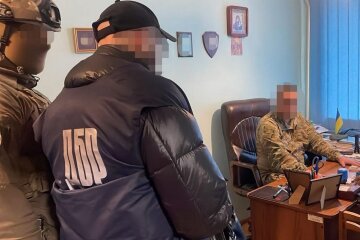 У ГБР упіймали співробітника ТЦК на хабарах - ліжко в доларах та злитках золота