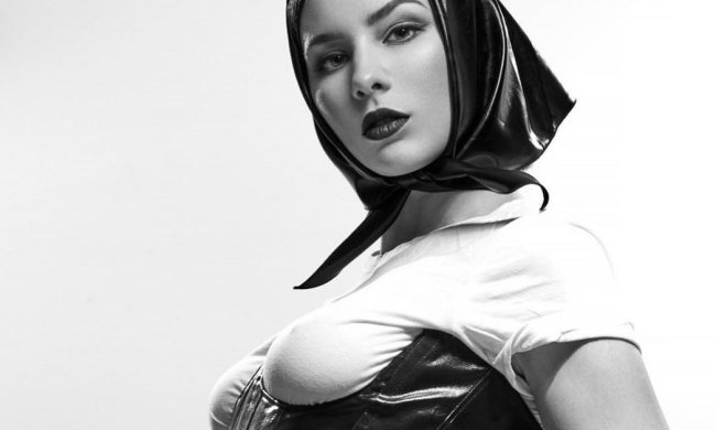 Фанаты в восторге: MARUV надела соблазнительный купальник и показала длинные ноги (фото)