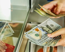Долар падає, а євро злетіло: валюту почали продавати за новим курсом