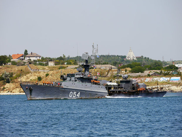 К чему-то готовятся! В Азовское море зашел мощный противолодочный корабль РФ