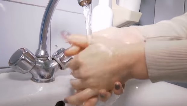 Ученые заявили об опасностях ношения резиновых перчаток. Фото: скриншот Youtube