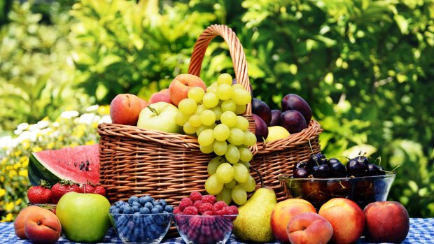Стали известны самые полезные ягоды и фрукты на лето: лучшие источники витаминов