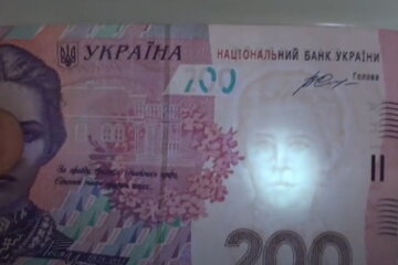 Перевірка купюри номіналом 200 грн. Фото YouTube, скріншот