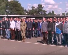 В Украине призывают в армию выпускников. Фото: youtube
