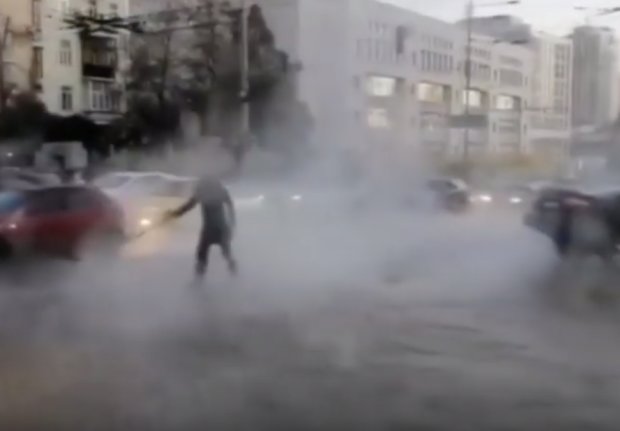 ЧП с кипятком в Киеве. Фото: скриншот Youtube