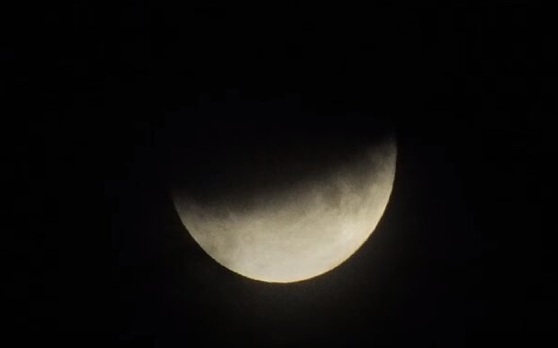 Лунное затмение. Фото: скриншот YouTube--видео