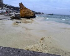 Екологічна катастрофа в Одесі: нафтові плями покрили море