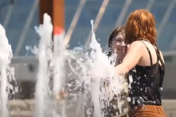 Летний день, фонтаны.Фото: скриншот Youtube