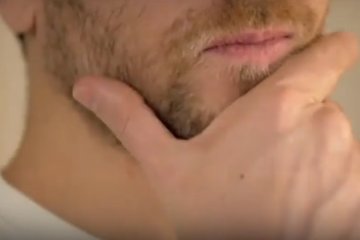 Как перестать трогать лицо. Фото: скрин YouTube