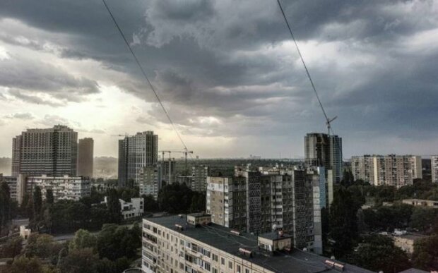Лето закончилось, закрываете окна: над Киевом резко почернело небо, кадры стихии
