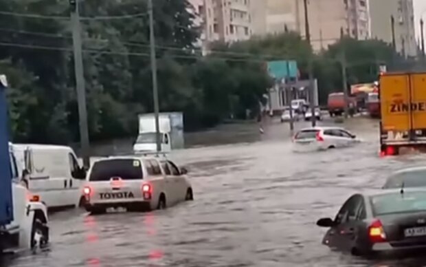 Сильний дощ у Києві. Фото: скріншот YouTube-відео