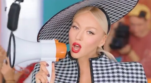 Оля Полякова. Фото: скриншот: YouTube