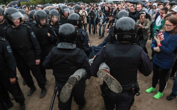 В Москве начались массовые задержания, народ вышел против Путина