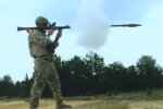 Солдат запускает ракету. Фото: скриншот YouTube-видео
