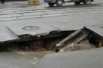 Киевские дороги уходят под землю:  даже коммунальщики страдают, угодили в ловушку