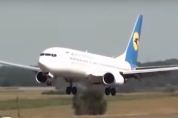 Самолет МАУ, скриншот YouTube