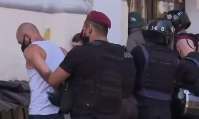 Задержание мужчины сотрудниками полиции. Фото: скриншот YouTube