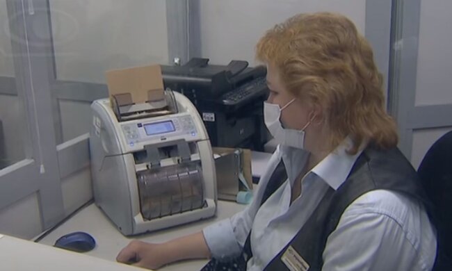 Кассир банка. Фото: скриншот YouTube-видео