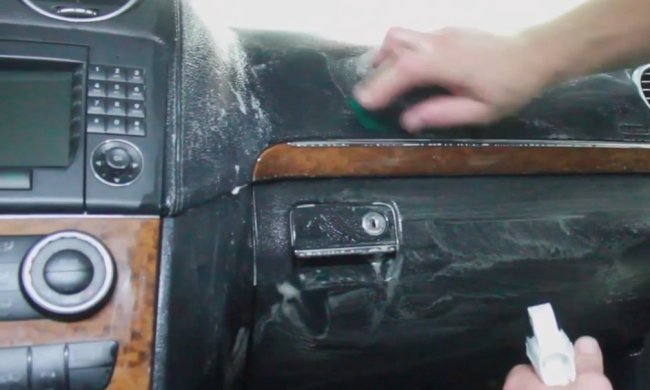 Дезинфекция салона автомобиля. Фото: скрин youtube