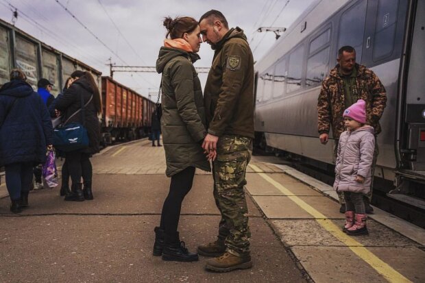 Украинский военный на вокзале с возлюбленной. Фото: Telegram