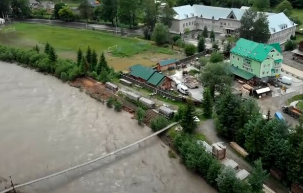 Наводнения в западных областях Украины. Фото: YouTube, скрин