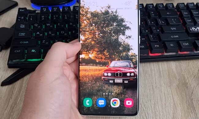 Смартфон.  Фото: скриншот YouTube-видео