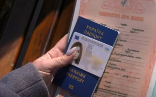 Украинские паспорта - недействительны в ДНР. Фото: скриншот YouTube