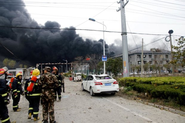 Китайский завод взлетел на воздух: тела людей разбросало по всей округе, подробности