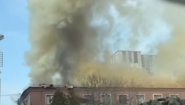В окупованому Донецьку горіла будівля прокуратури. Фото: скрін Telegram-відео