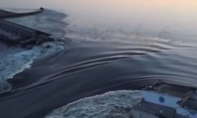 Каховская ГЭС подорвана врагом. Фото: скриншот Telegram-видео