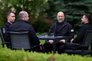 Президент Зеленський проводить спеціальну нараду з військово-політичним керівництвом