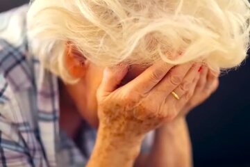 Українці з середньою зарплатою не отримають навіть середньої пенсії. Фото: YouTube