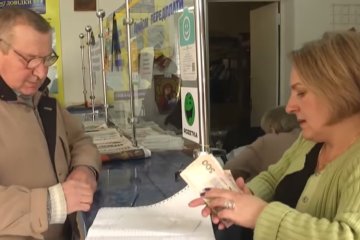 В Минсоцполитики рассказали, когда выплатят "карантинную тысячу" пенсионерам. Фото: скриншот YouTube