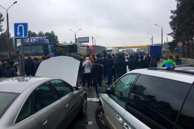 Начался бунт: на границе с Венгрией 60 автобусов полностью заблокировали пункт пропуска