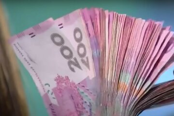 Денежная помощь для ВПЛ – кто и при каких условиях получит 42 тыс. грн. Фото: скриншот YouTube-видео