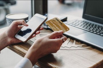 Грошові перекази на карту банку, податок за переказ коштів. Фото: ілюстративне