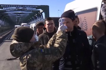Украинцы могут осознанно завозить коронавирус в страну. Фото: скрин YouTube