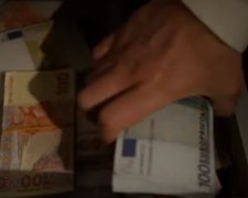 У коррупционеров изъяли 14 тысяч гривен. Фото: скрин youtube