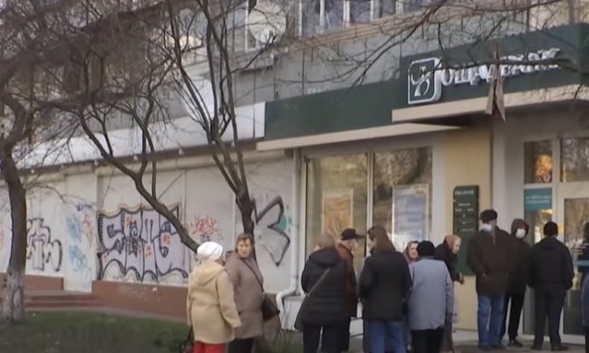 В НБУ рассказали о графике работы банков во время майских праздников. Фото: скриншот YouTube