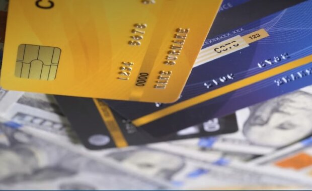 Банківські платіжні картки. Фото: скриншот Youtube-відео