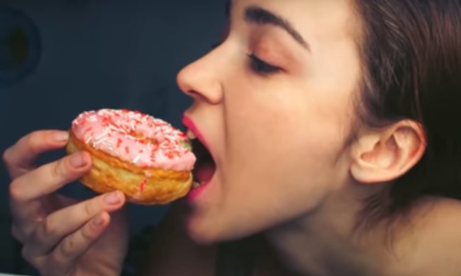 Как правильно отказываться от сладкого. Фото: скриншот YouTube