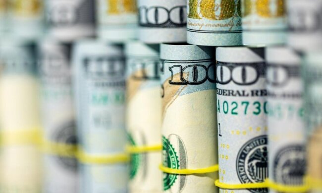 Гривневі купюри та долари США — банки скоротили імпорт готівкової валюти в Україну