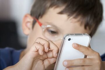 Дети со смартфоном. Фото: YouTube