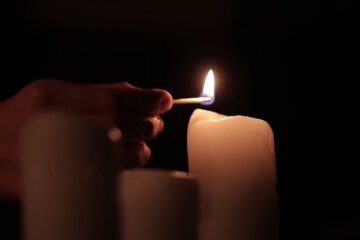 Свічка. Фото: YouTube, скрін