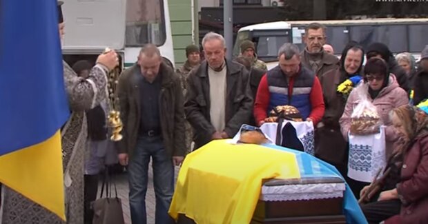 Похорон загиблого Героя в Україні. Фото: скріншот YouTube-відео