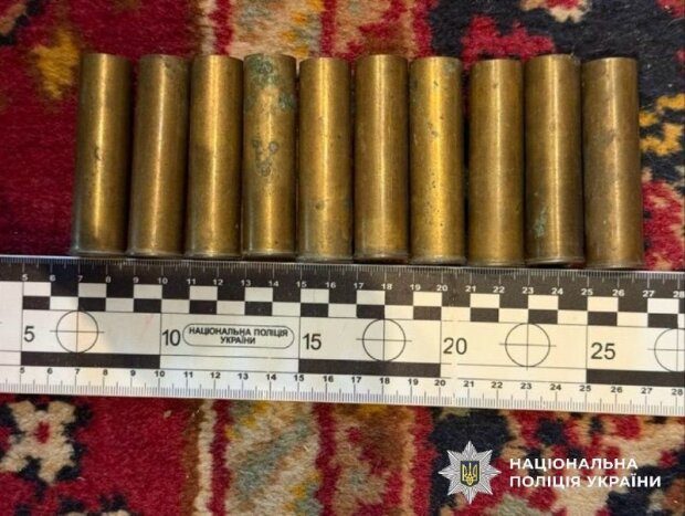 Поліцейські документують вилучені боєприпаси у Броварському районі Київщини